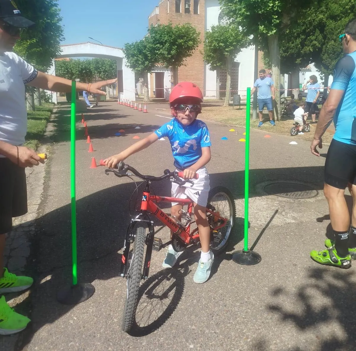 Foto 5 - Sanjuanejo estrena gymkana ciclista con participantes de variadas edades