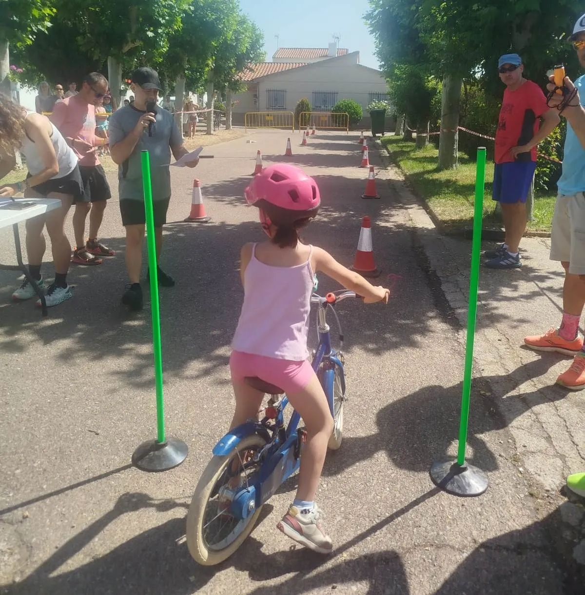 Foto 4 - Sanjuanejo estrena gymkana ciclista con participantes de variadas edades