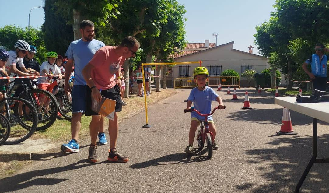 Sanjuanejo estrena gymkana ciclista con participantes de variadas edades