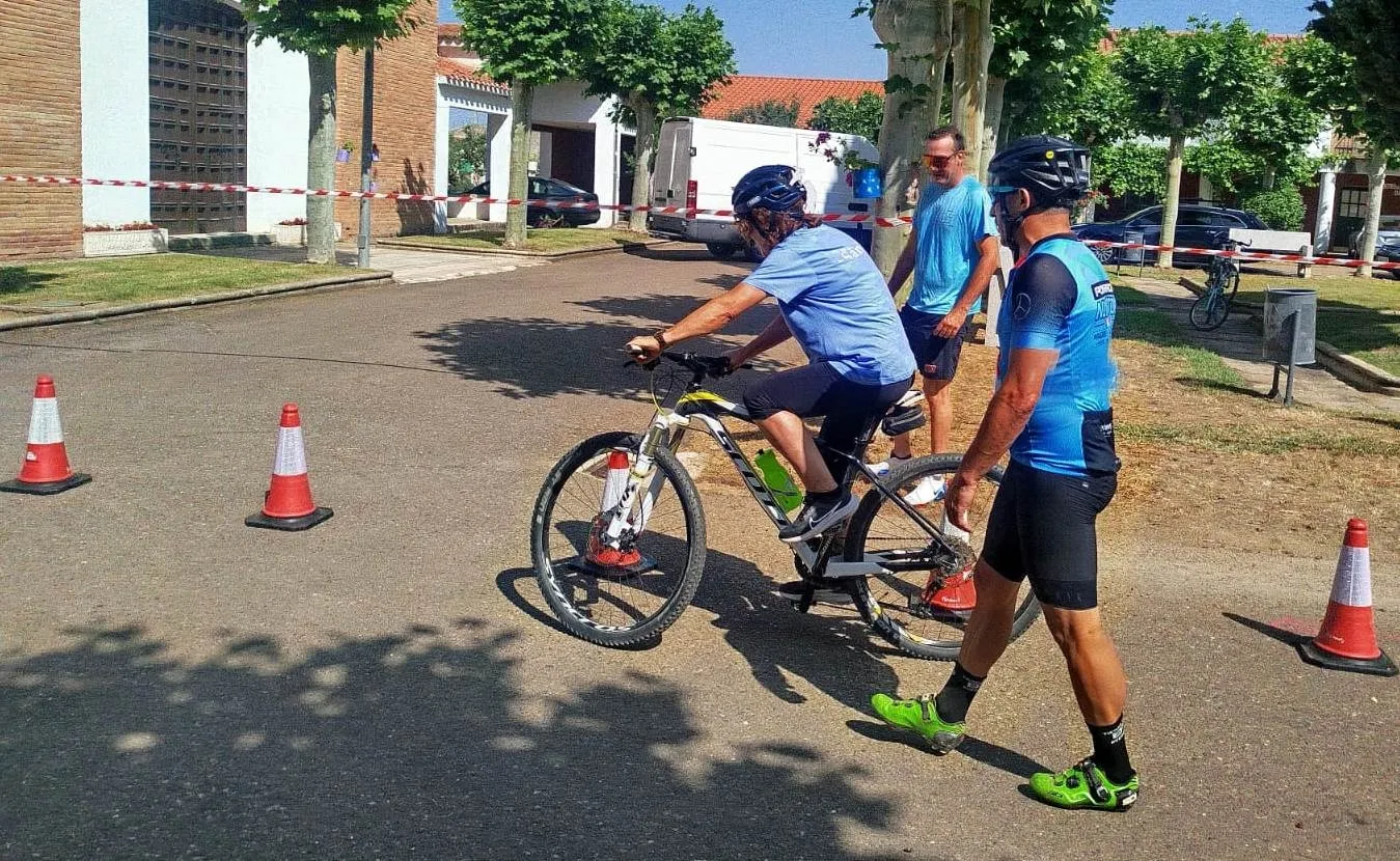 Foto 3 - Sanjuanejo estrena gymkana ciclista con participantes de variadas edades