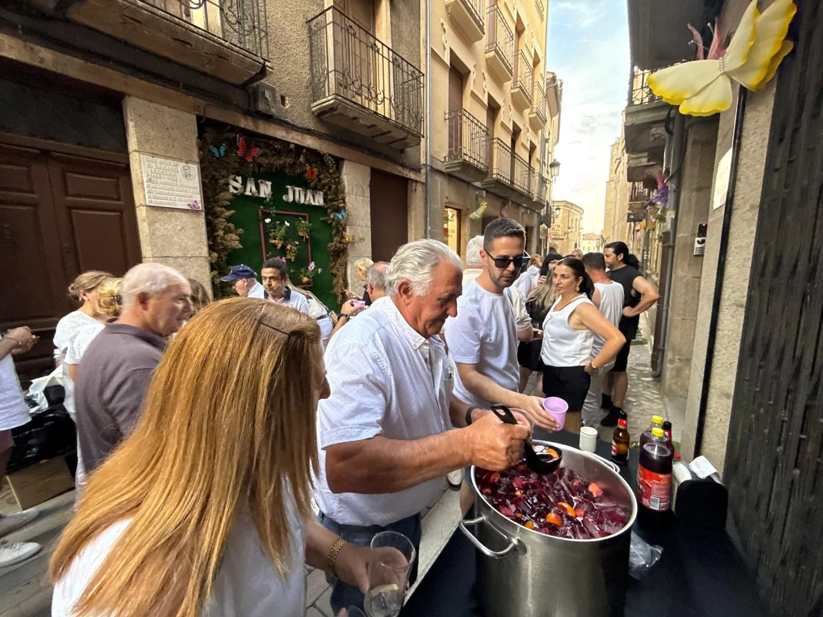 Foto 8 - La calle San Juan se re&uacute;ne para festejar al Santo que le da nombre