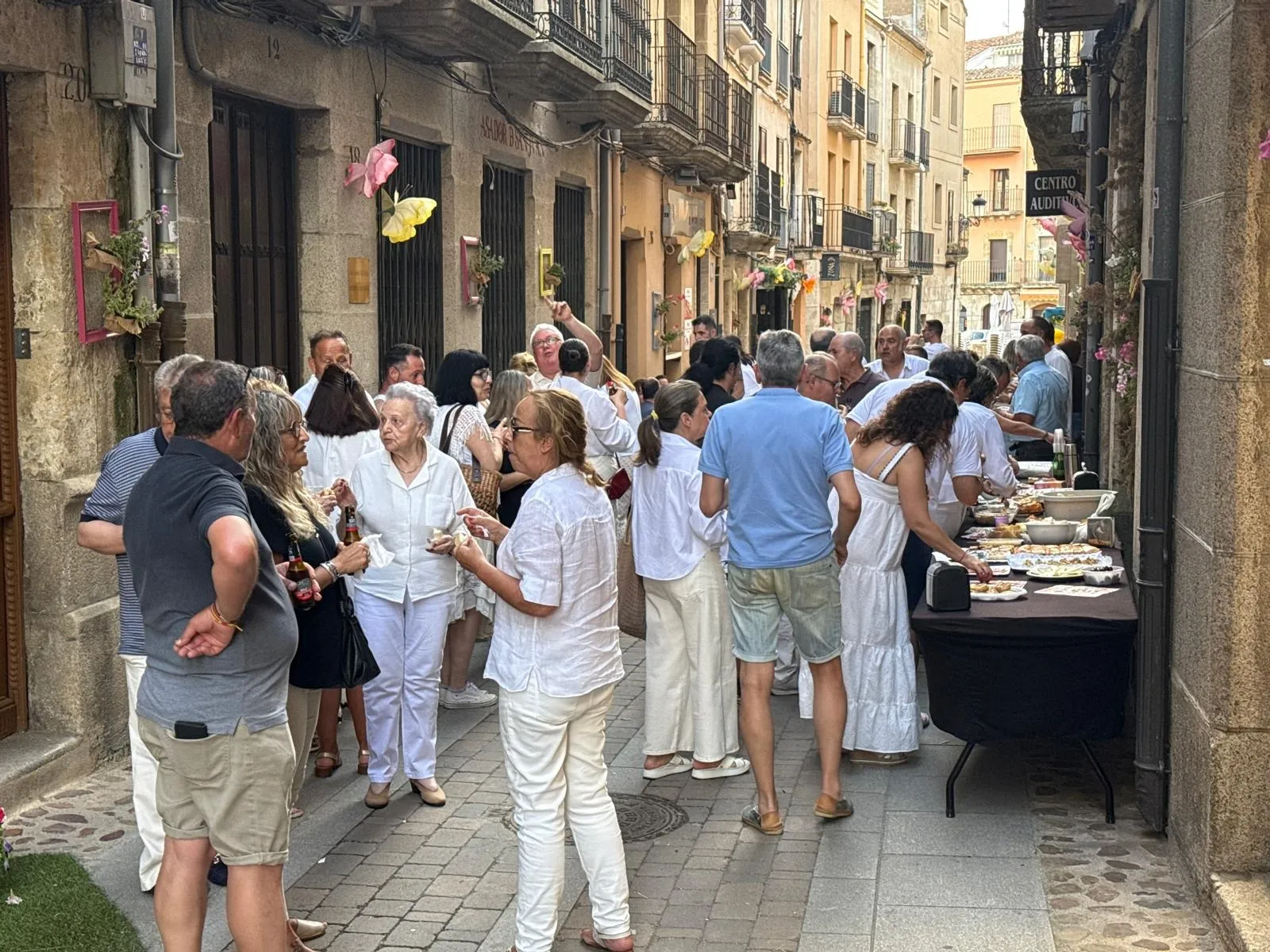 Foto 6 - La calle San Juan se re&uacute;ne para festejar al Santo que le da nombre