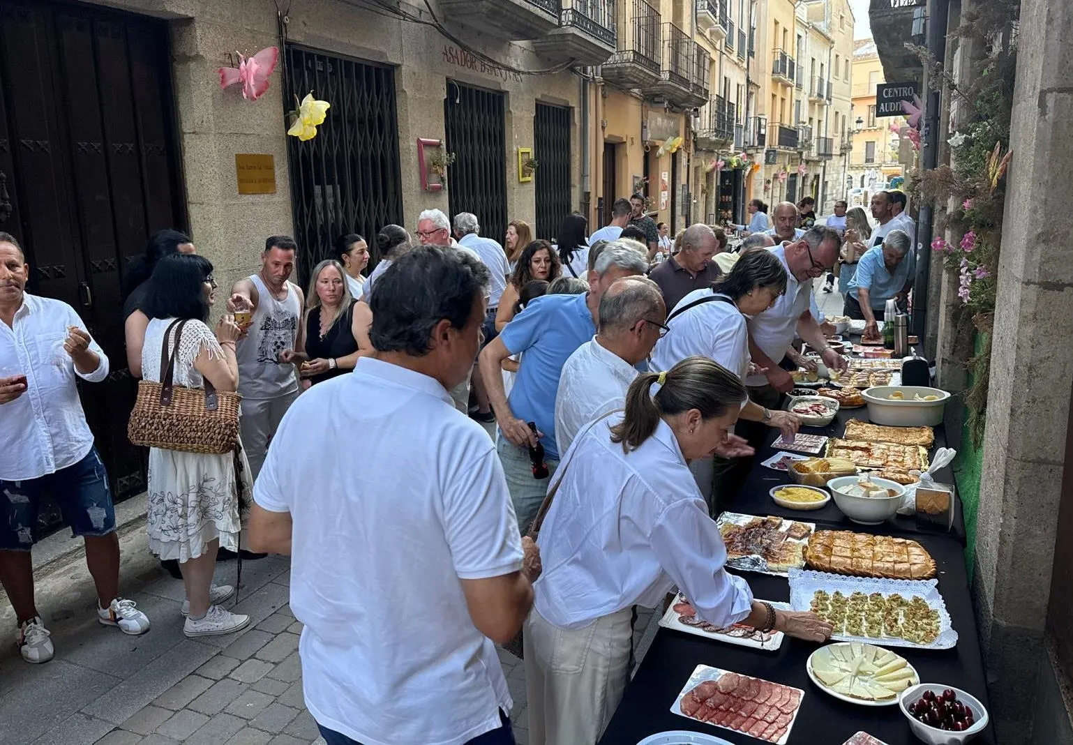Foto 5 - La calle San Juan se re&uacute;ne para festejar al Santo que le da nombre