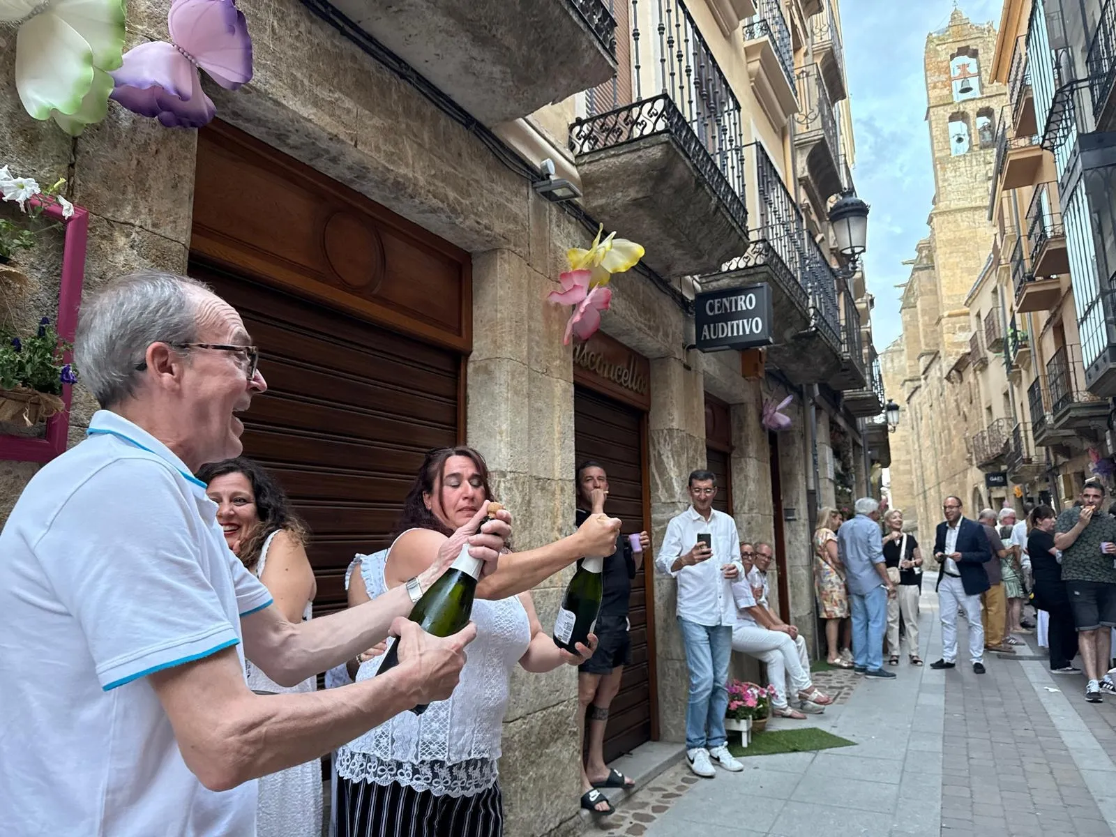 Foto 3 - La calle San Juan se re&uacute;ne para festejar al Santo que le da nombre