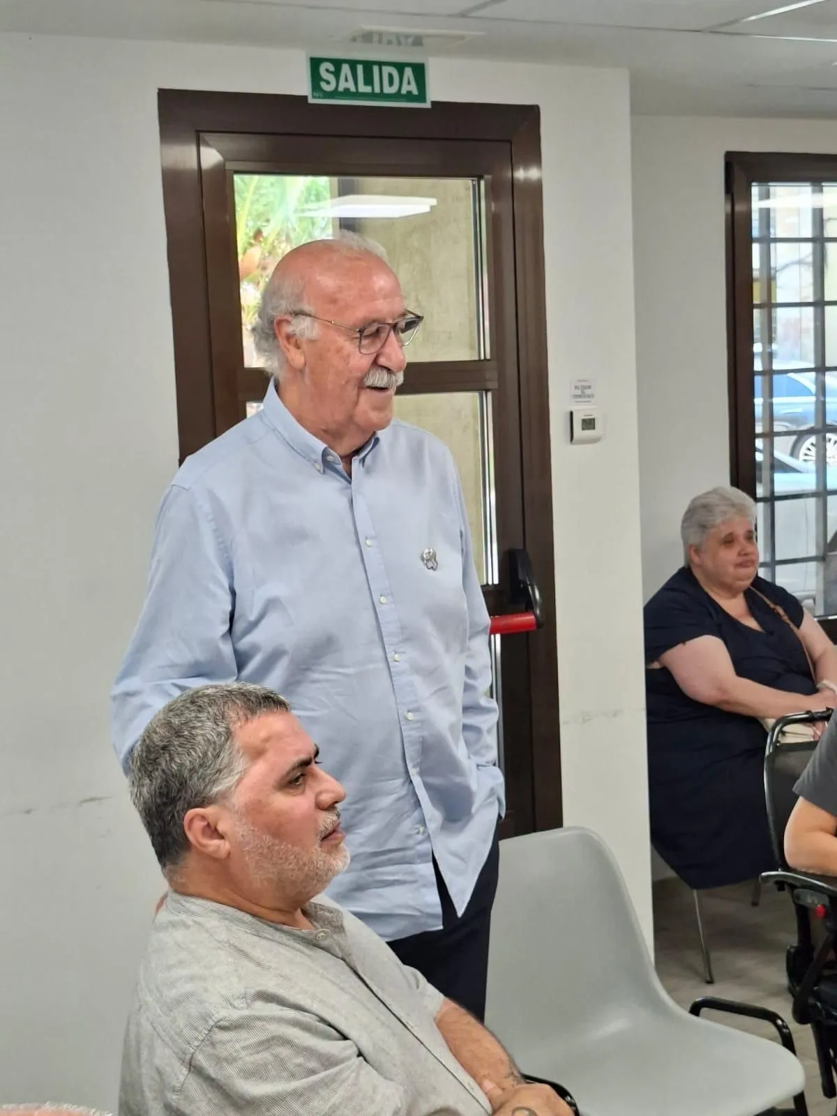 El exjugador y exseleccionador nacional de fútbol, el salmantino Vicente del Bosque, durante su visita a la Asociación Salmantina de Daño Cerebral (ASDACE)
