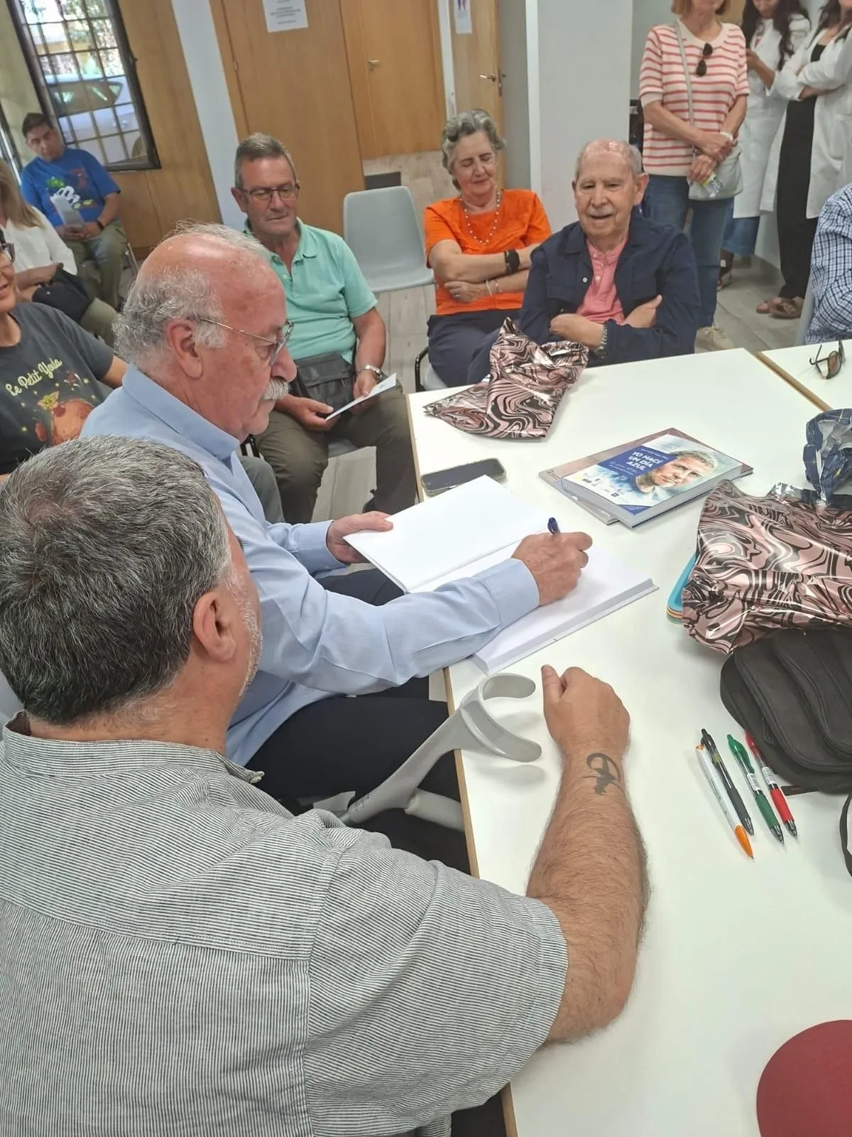El exjugador y exseleccionador nacional de fútbol, el salmantino Vicente del Bosque, durante su visita a la Asociación Salmantina de Daño Cerebral (ASDACE)