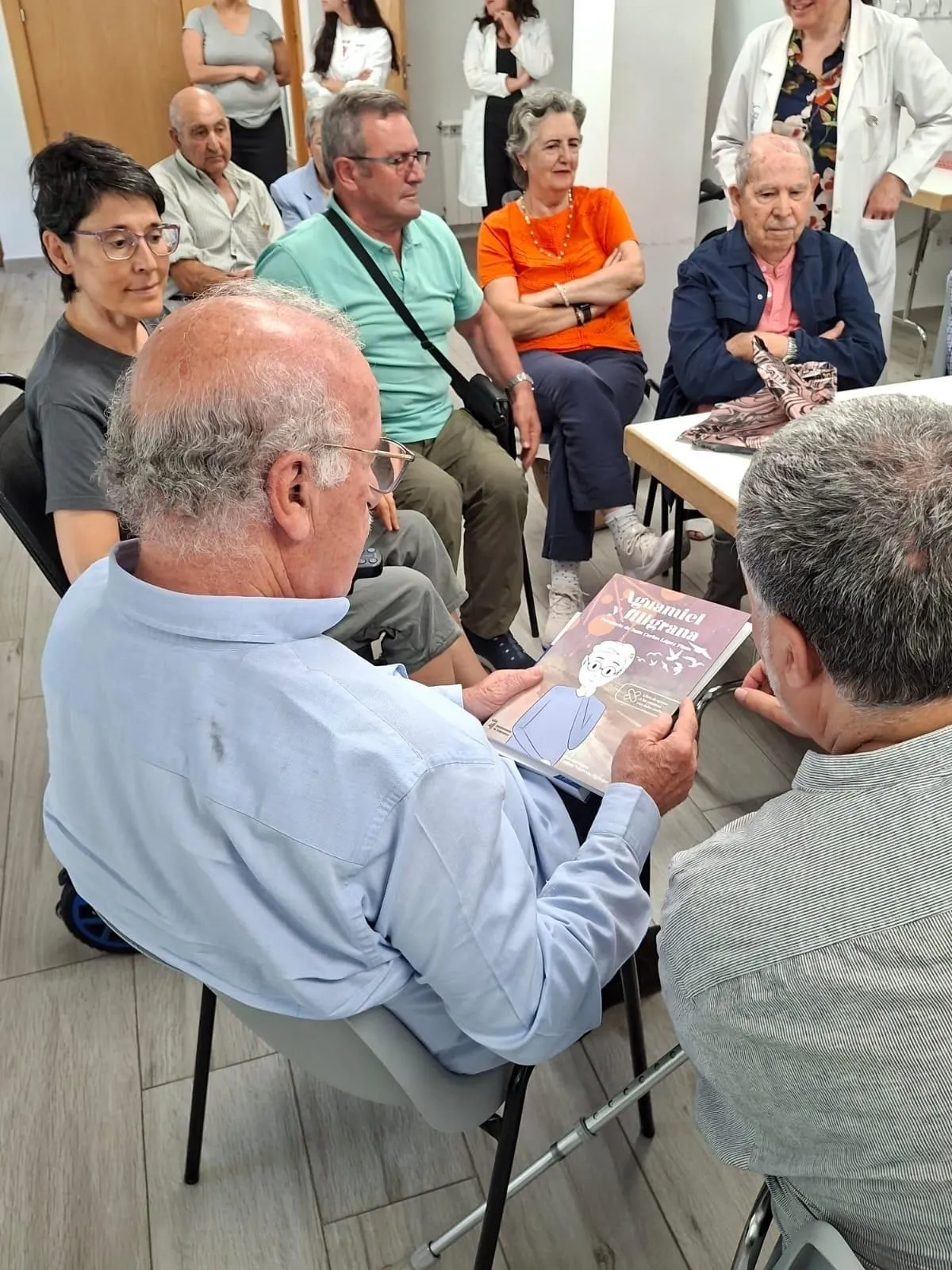 El exjugador y exseleccionador nacional de fútbol, el salmantino Vicente del Bosque, durante su visita a la Asociación Salmantina de Daño Cerebral (ASDACE)