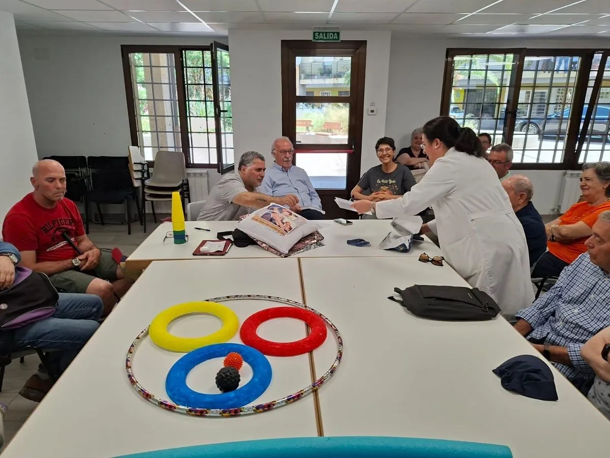 El exjugador y exseleccionador nacional de fútbol, el salmantino Vicente del Bosque, durante su visita a la Asociación Salmantina de Daño Cerebral (ASDACE)