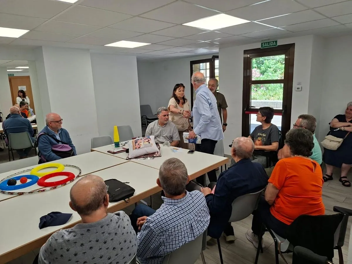 El exjugador y exseleccionador nacional de fútbol, el salmantino Vicente del Bosque, durante su visita a la Asociación Salmantina de Daño Cerebral (ASDACE)