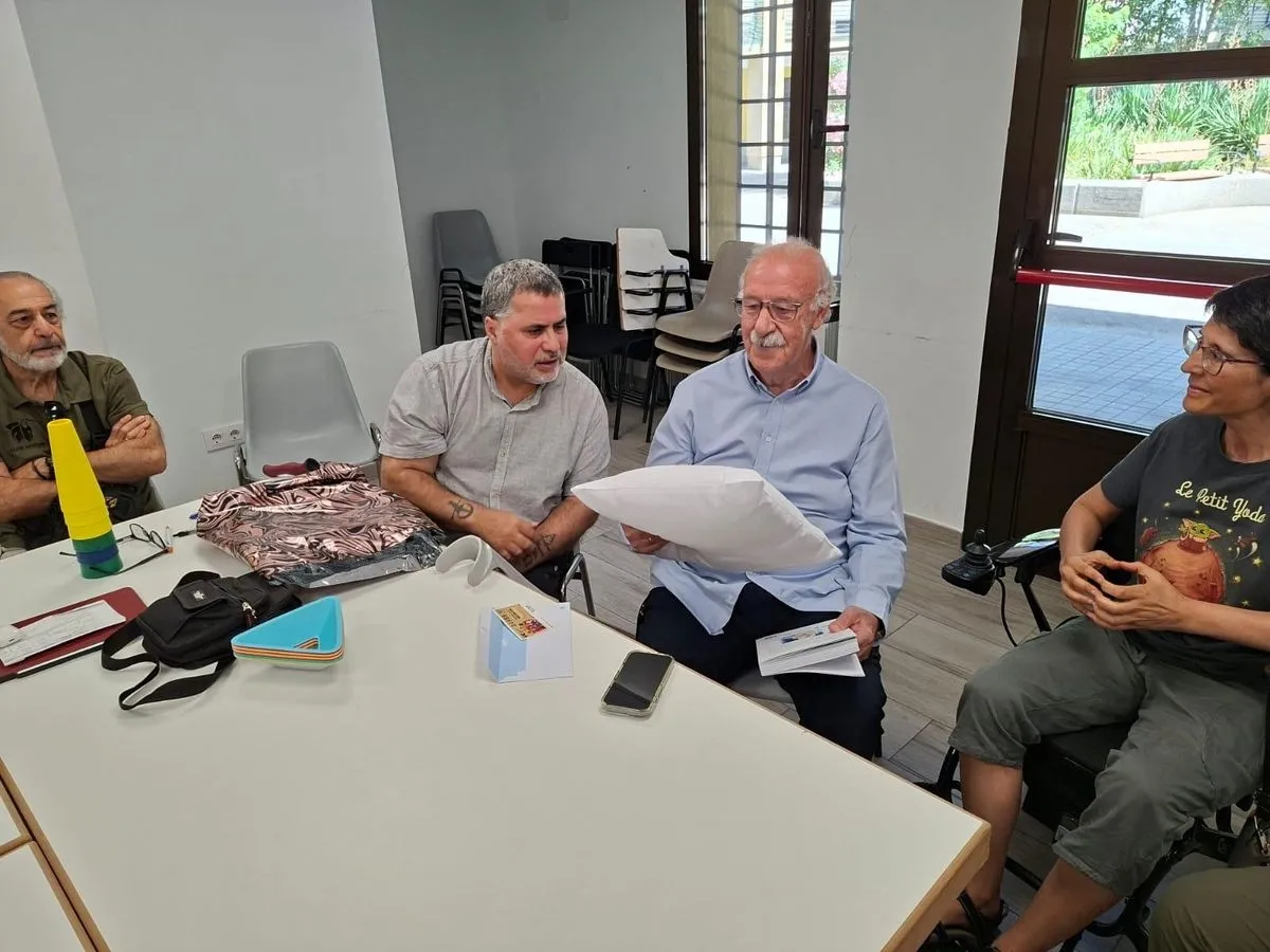 El exjugador y exseleccionador nacional de fútbol, el salmantino Vicente del Bosque, durante su visita a la Asociación Salmantina de Daño Cerebral (ASDACE)