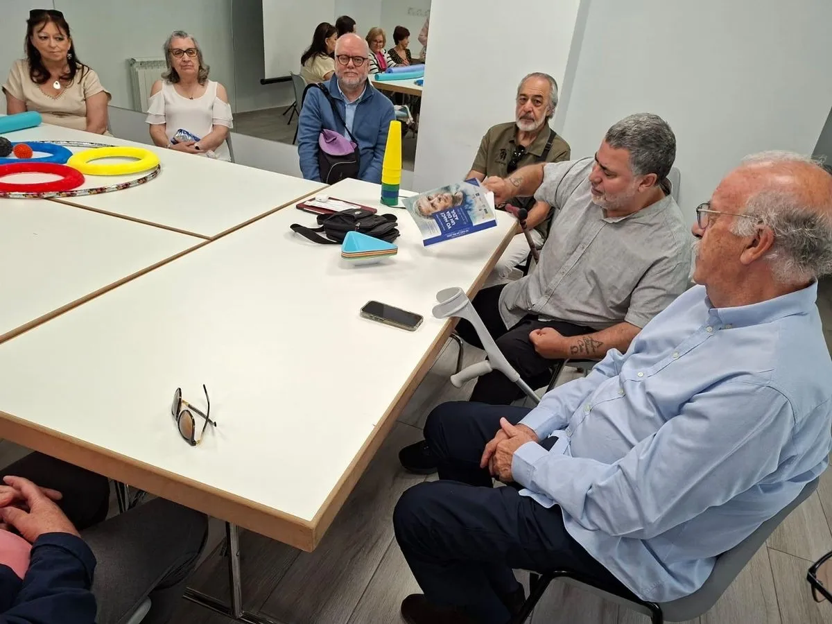 El exjugador y exseleccionador nacional de fútbol, el salmantino Vicente del Bosque, durante su visita a la Asociación Salmantina de Daño Cerebral (ASDACE)