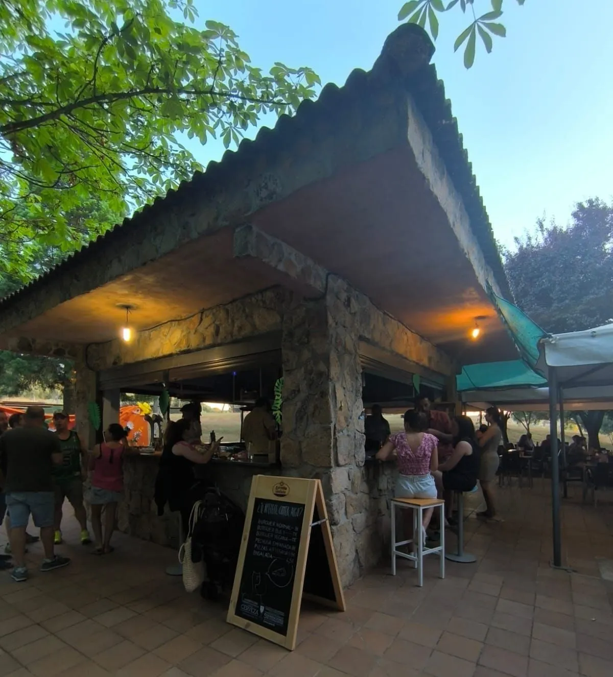 Foto 2 - Inaugurada la temporada 2025 en el Chiringuito de las piscinas de Serradilla del Arroyo