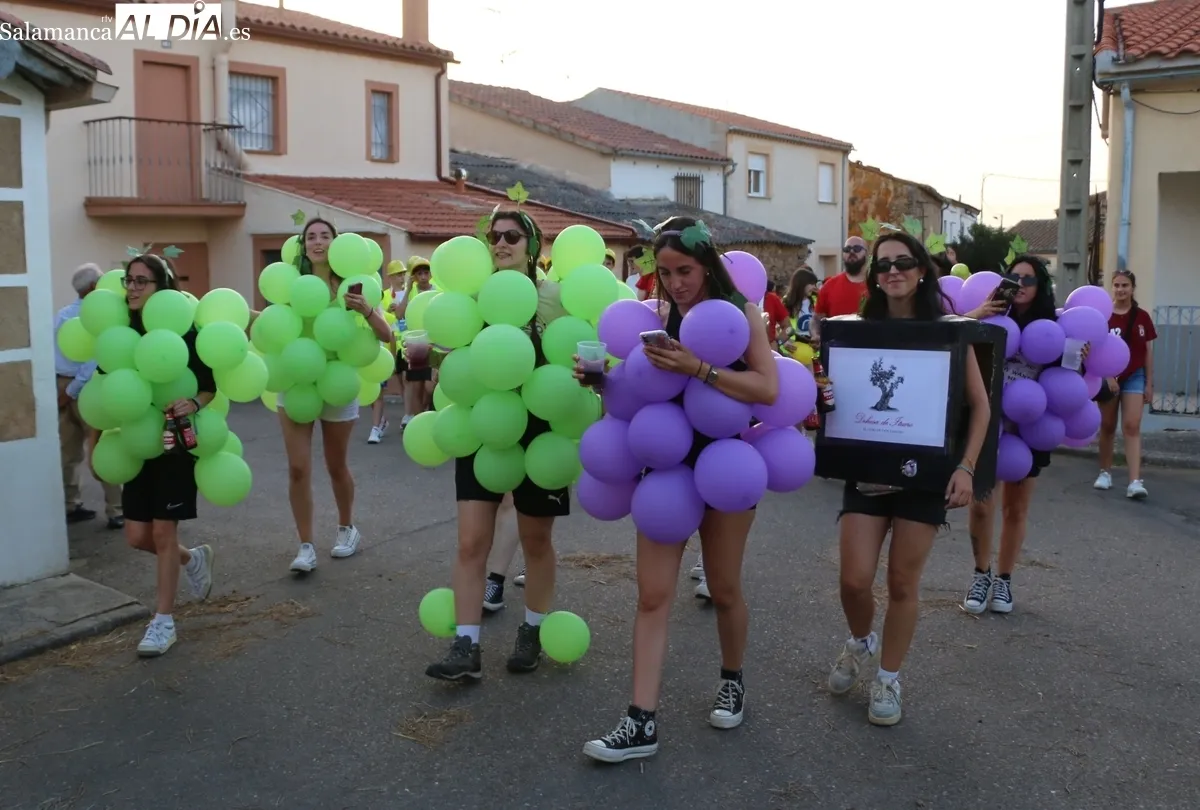 Divertido desfile de carrozas en El Cubo de don Sancho / CORRAL 