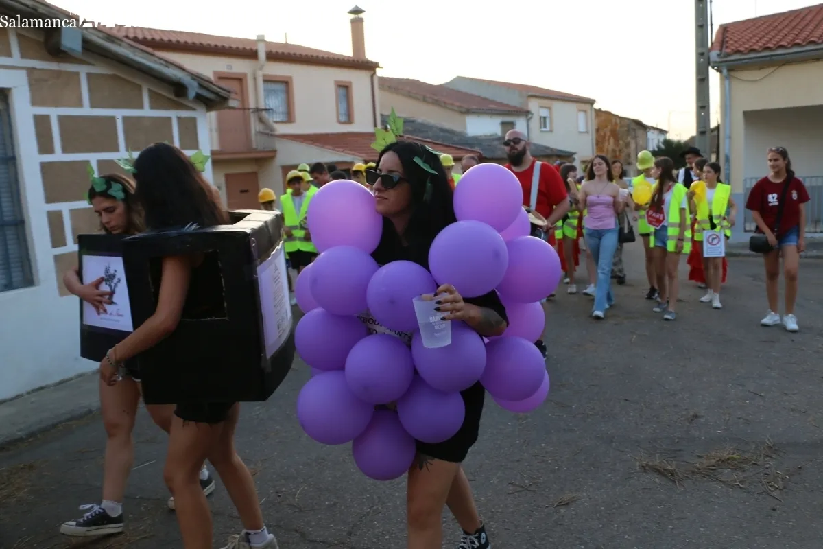 Divertido desfile de carrozas en El Cubo de don Sancho / CORRAL 