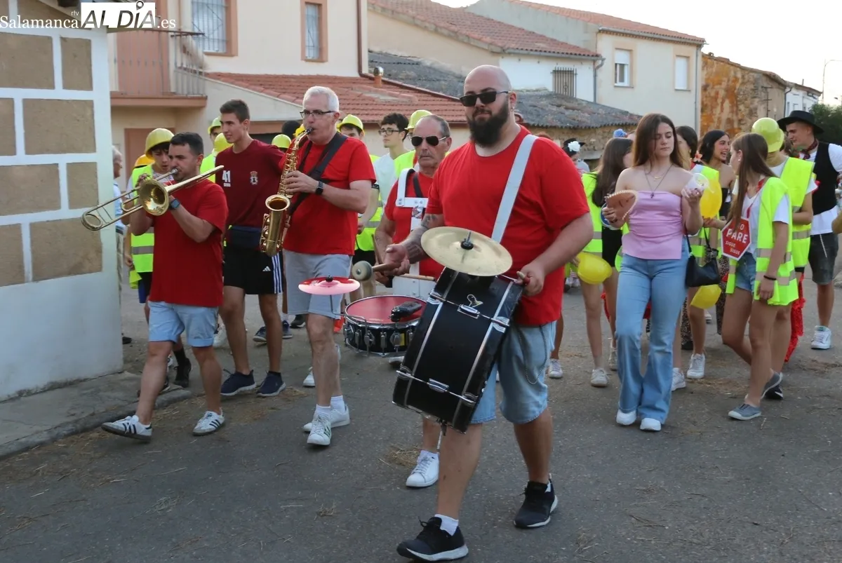 Divertido desfile de carrozas en El Cubo de don Sancho / CORRAL 