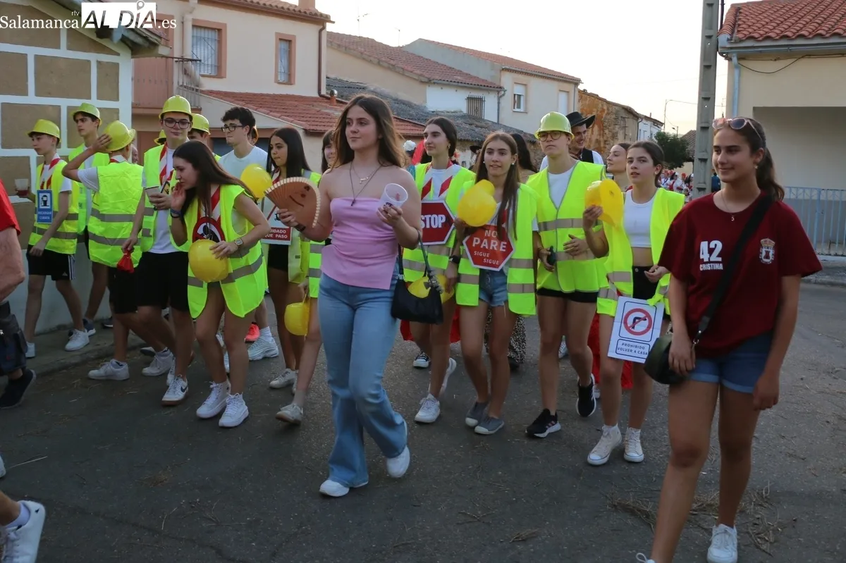 Divertido desfile de carrozas en El Cubo de don Sancho / CORRAL 