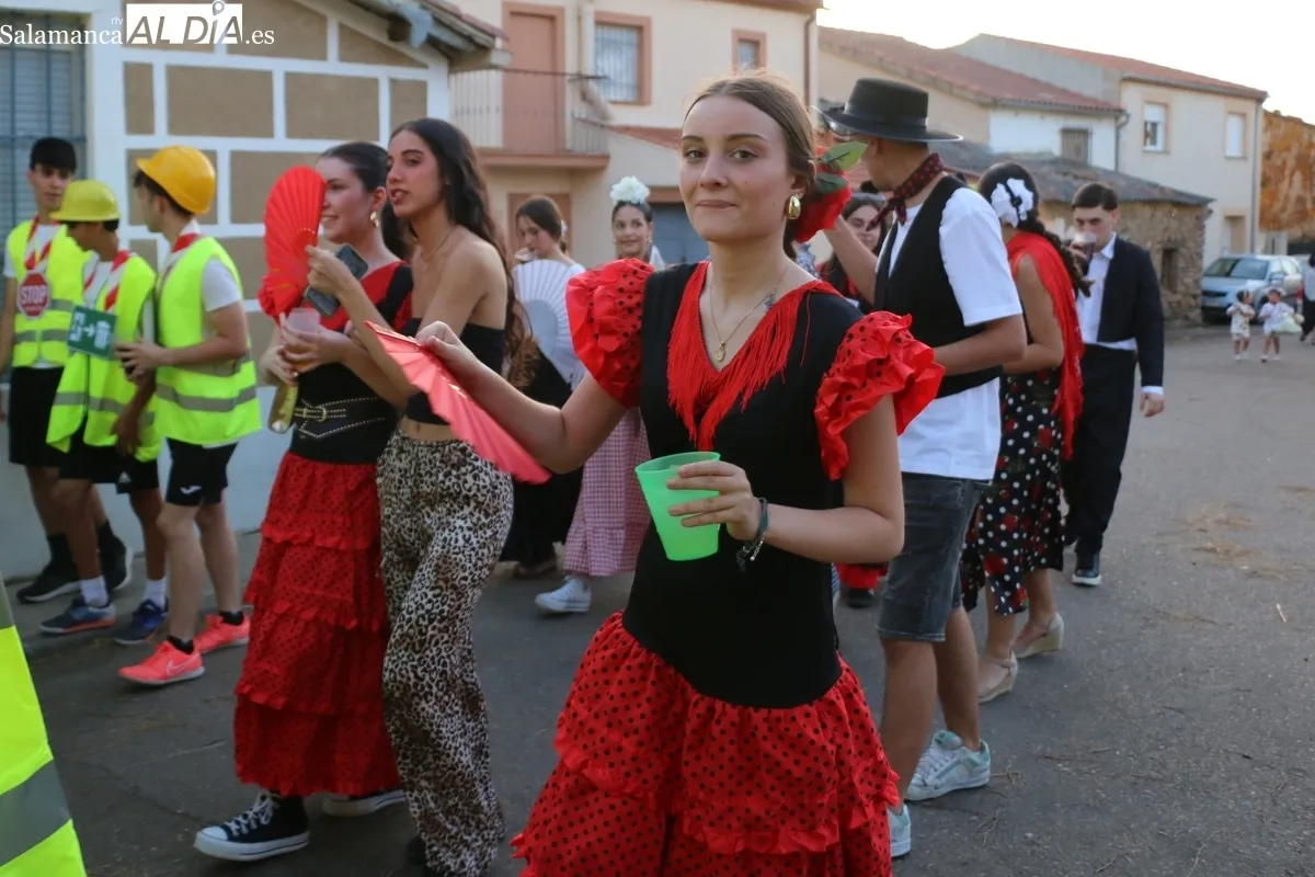 Divertido desfile de carrozas en El Cubo de don Sancho / CORRAL 