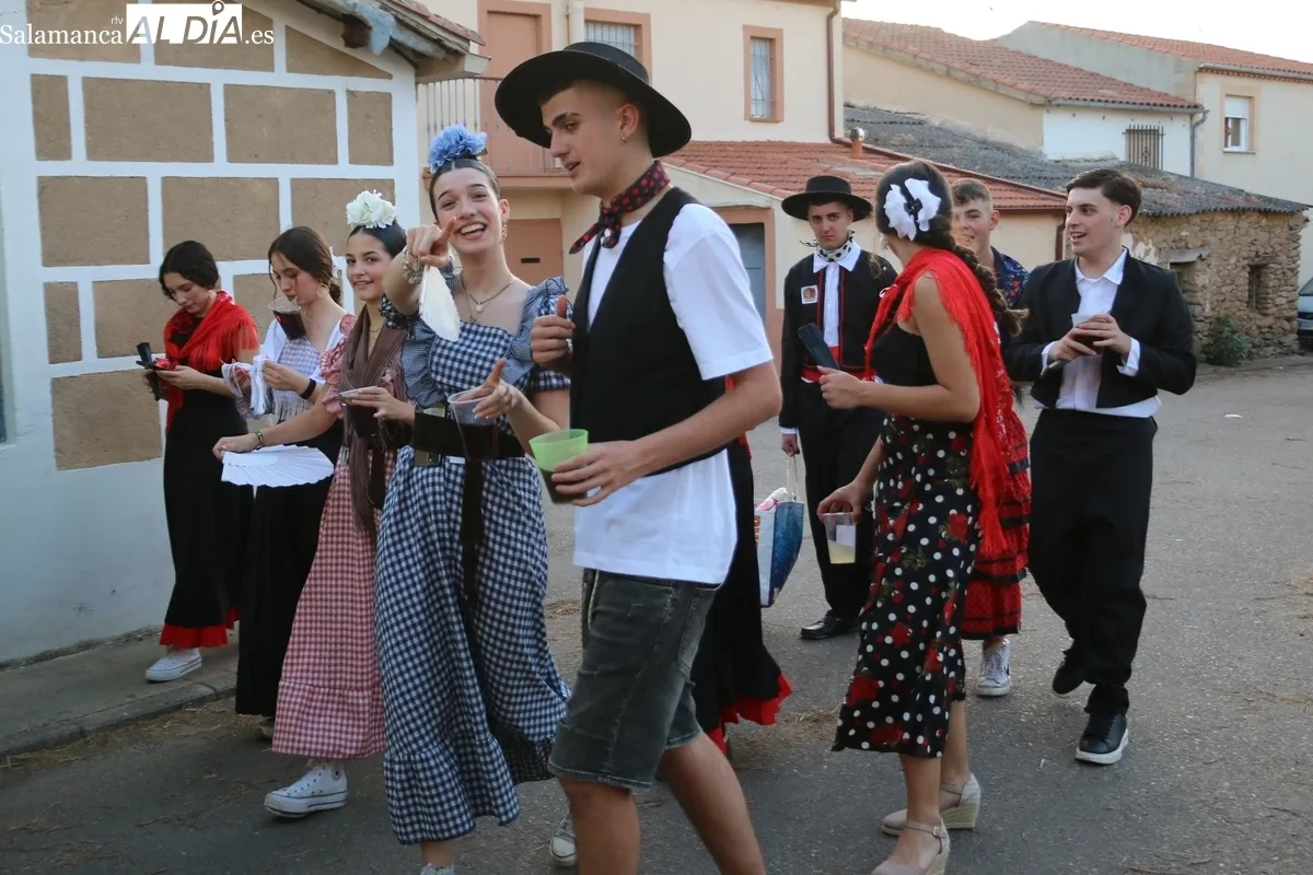 Divertido desfile de carrozas en El Cubo de don Sancho / CORRAL 