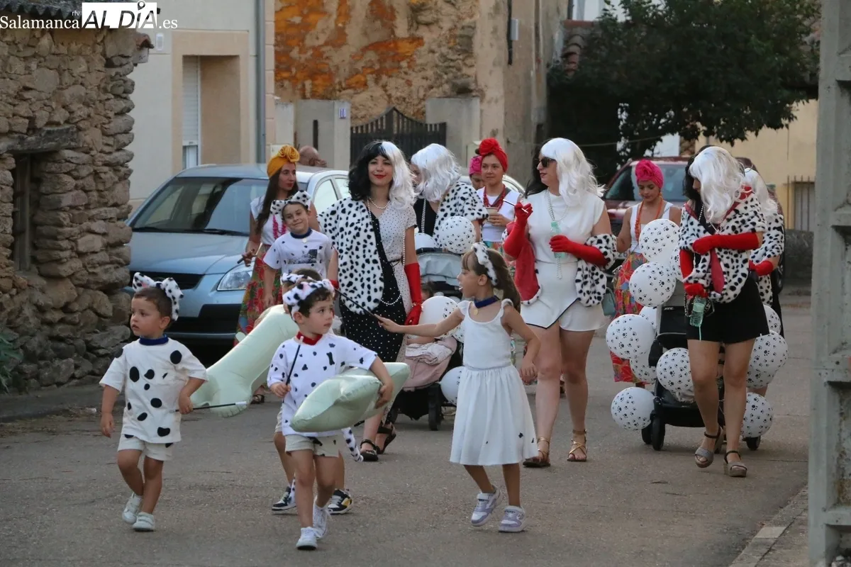 Divertido desfile de carrozas en El Cubo de don Sancho / CORRAL 