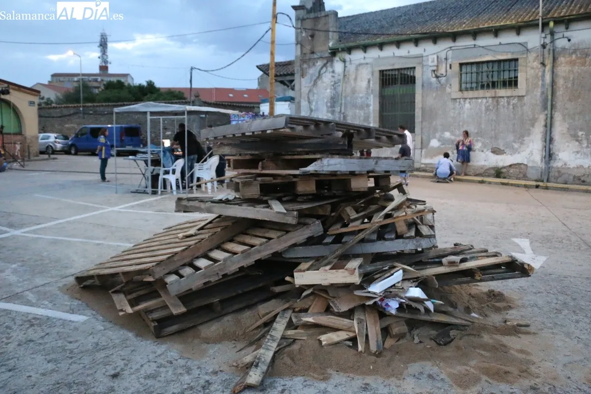 Hoguera de San Juan en Vitigudino con la danza de los usuarios de Asprodes / CORRAL 