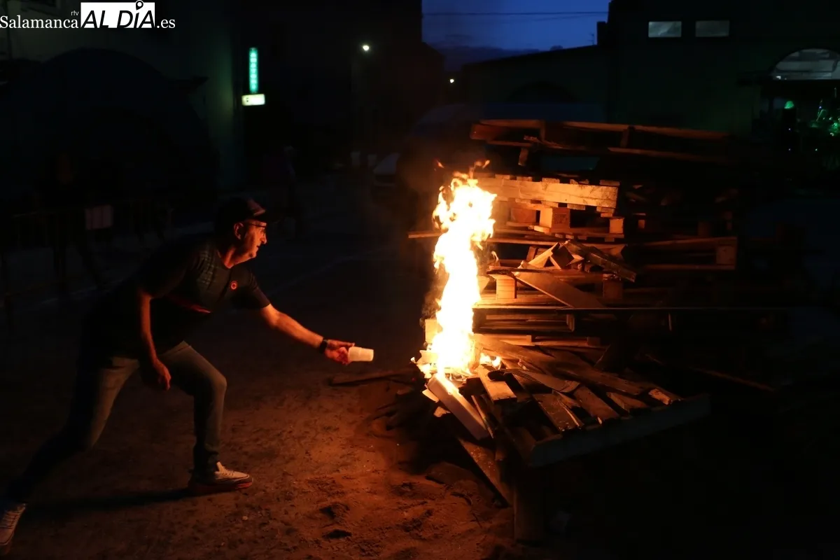 Hoguera de San Juan en Vitigudino con la danza de los usuarios de Asprodes / CORRAL 
