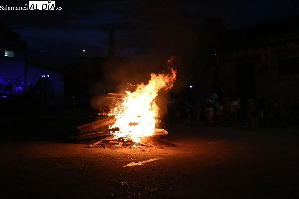 Hoguera de San Juan en Vitigudino con la danza de los usuarios de Asprodes / CORRAL 