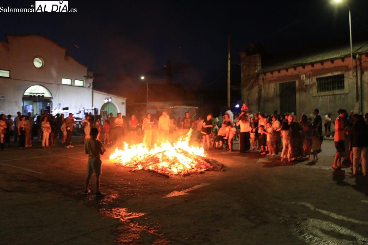 Hoguera de San Juan en Vitigudino con Asprodes y Vinilo
