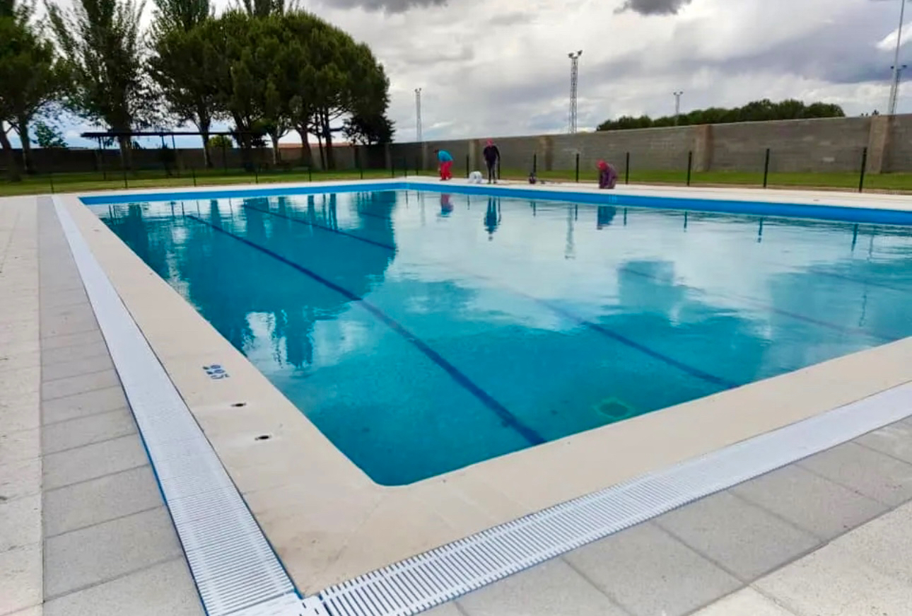 Villoria pone fecha a la apertura de las piscinas y anuncia novedades