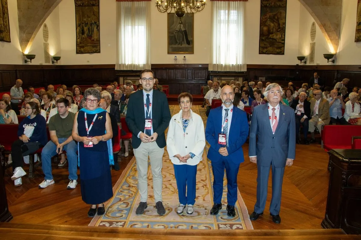 Foto 2 - Los antiguos alumnos m&aacute;s veteranos de la USAL reviven su juventud universitaria