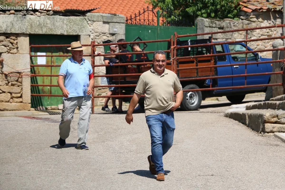 Accidentado encierro a caballo en Bogajo con un joven herido tras caer al suelo desde lo alto de una de las vallas / CORRAL  