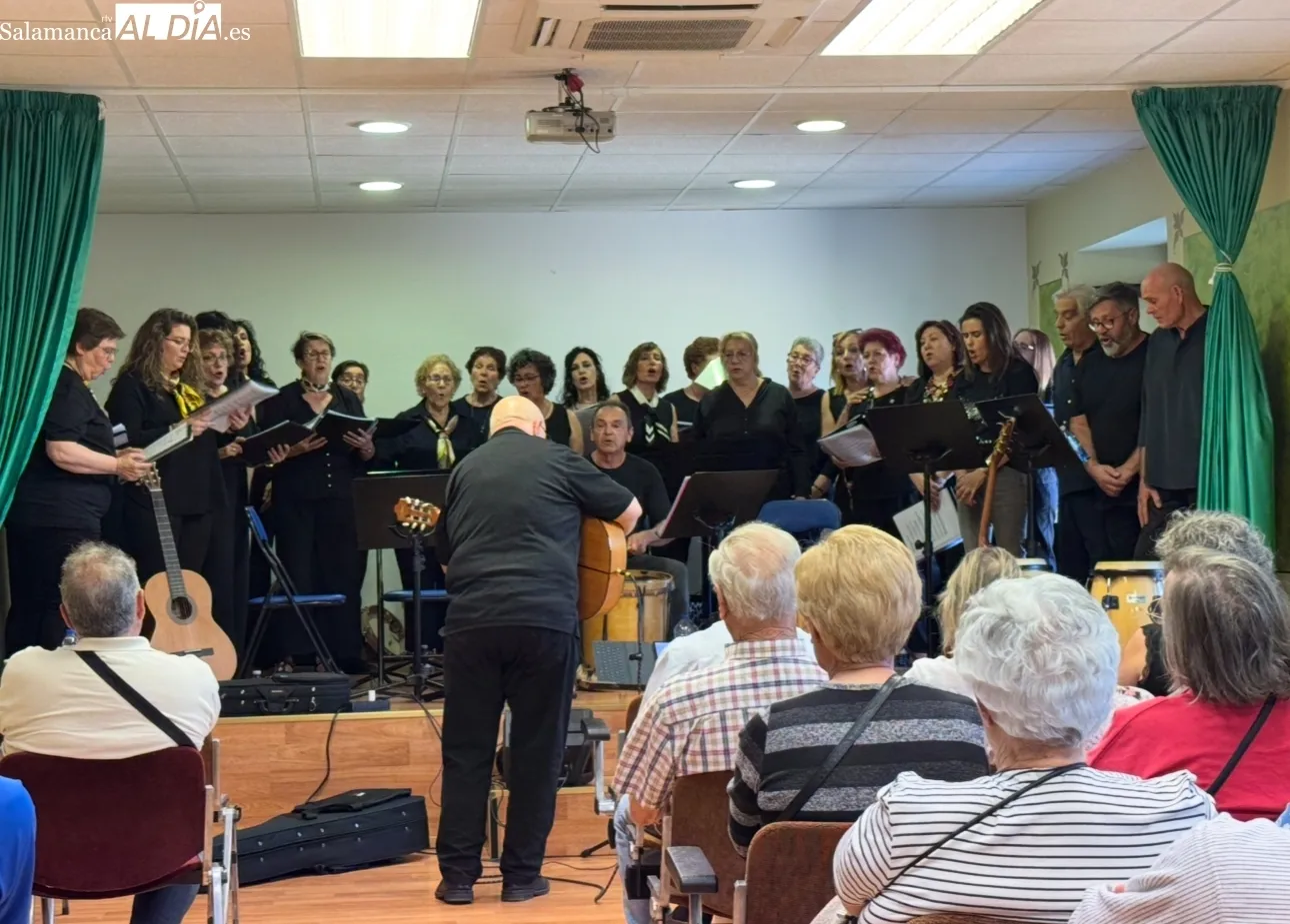 Foto 2 - Aplausos, musica y lleno total en la actuaci&oacute;n del Taller de Canto Popular en Villar de Gallimazo