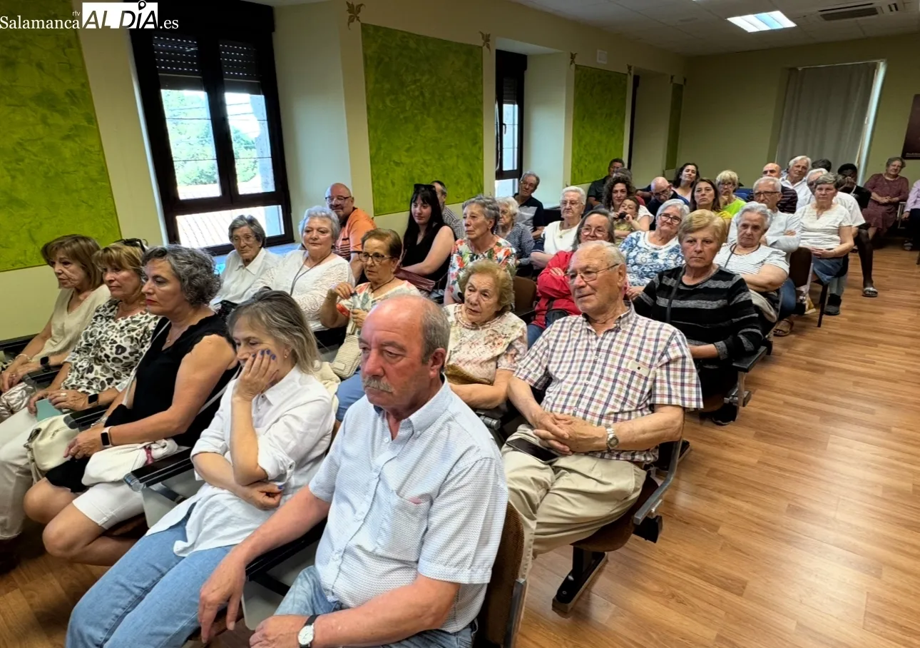 Foto 3 - Aplausos, musica y lleno total en la actuaci&oacute;n del Taller de Canto Popular en Villar de Gallimazo