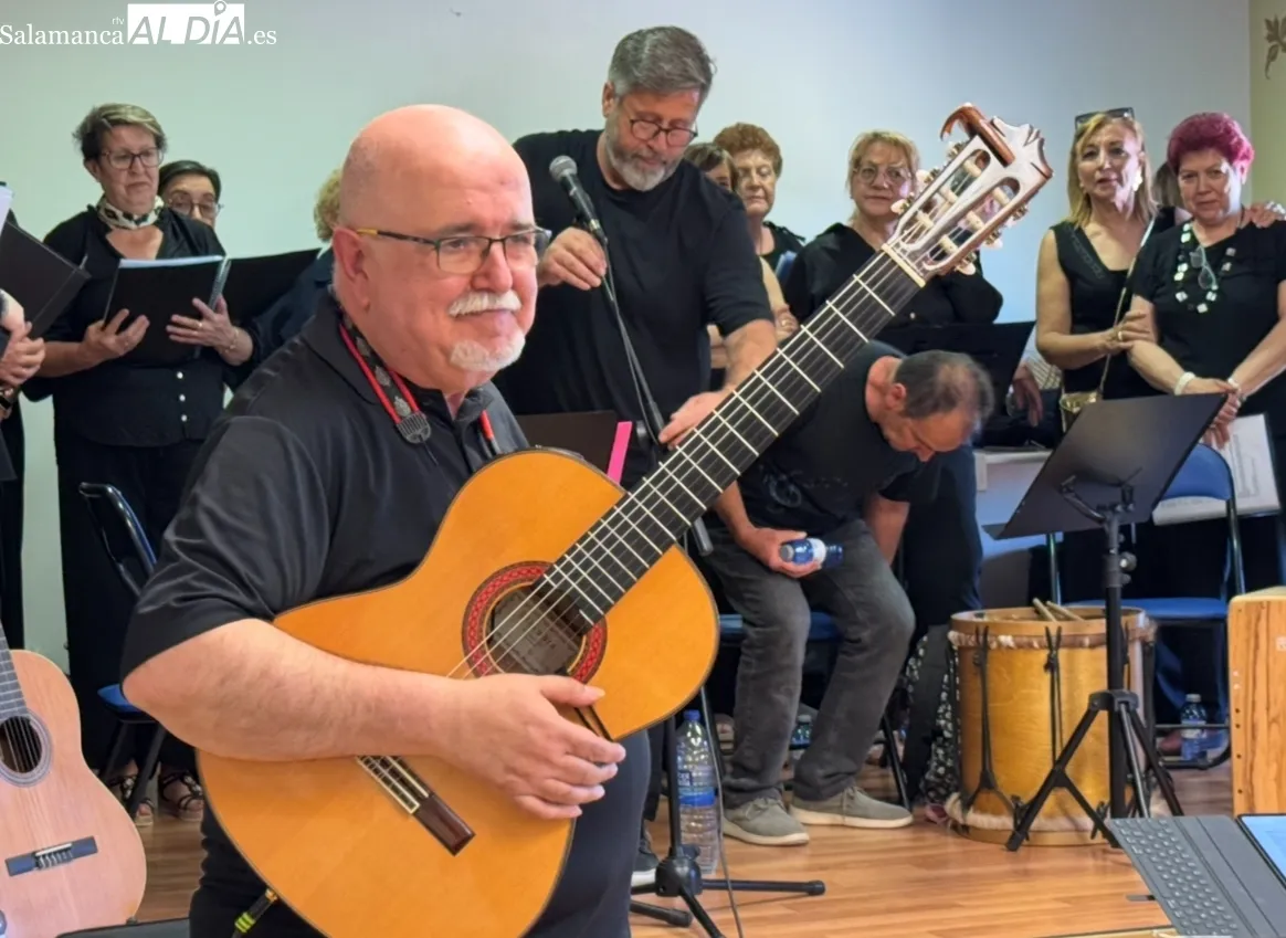 Foto 4 - Aplausos, musica y lleno total en la actuaci&oacute;n del Taller de Canto Popular en Villar de Gallimazo