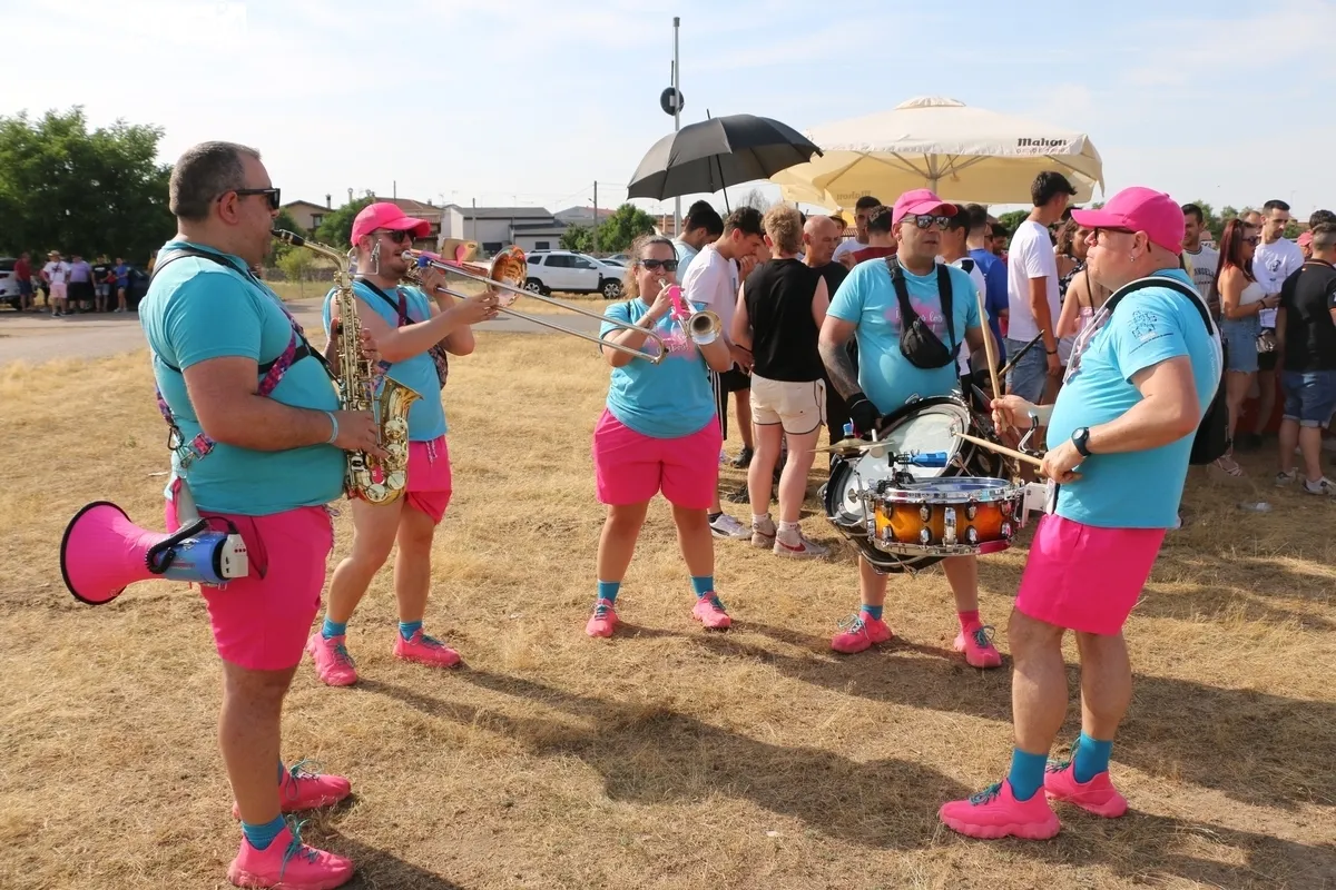 Entretenido festejo taurino en Villar  de Peralonso por las fiestas de San Pedro / CORRAL