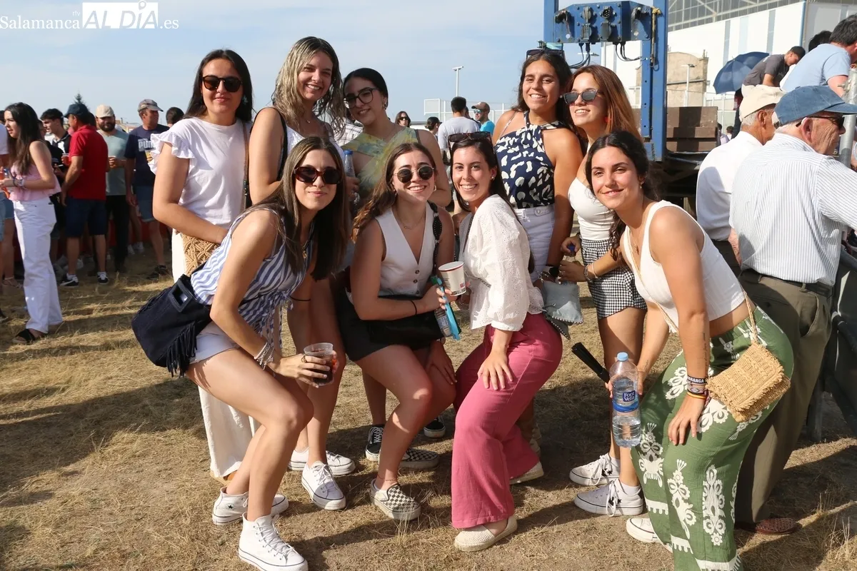 Entretenido festejo taurino en Villar  de Peralonso por las fiestas de San Pedro / CORRAL