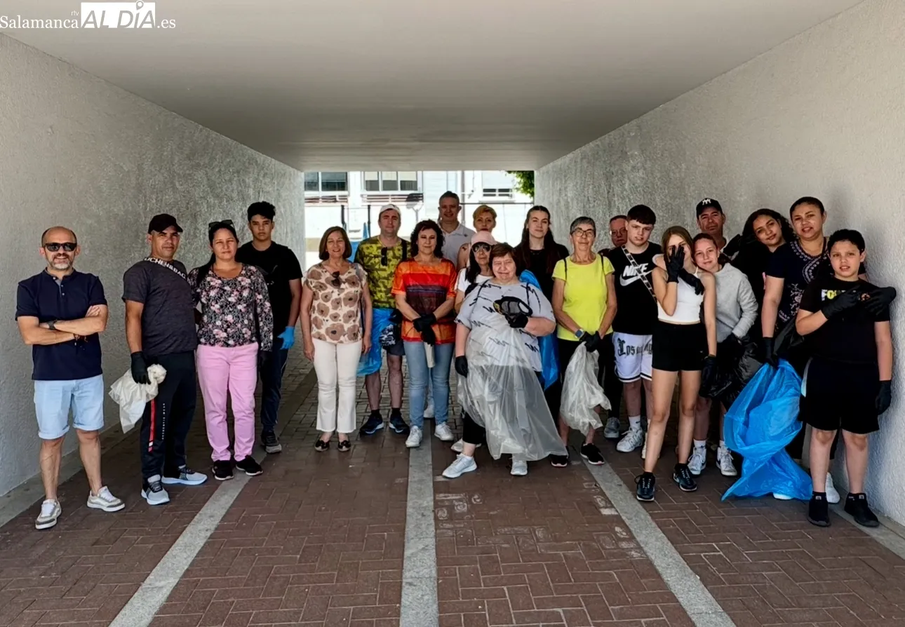 Recogida ‘unidos contra la basuraleza’ en el barrio de San Lázaro