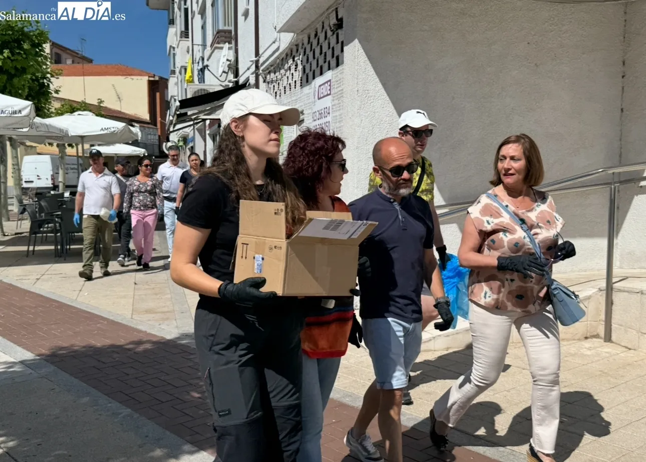 Recogida ‘unidos contra la basuraleza’ en el barrio de San Lázaro