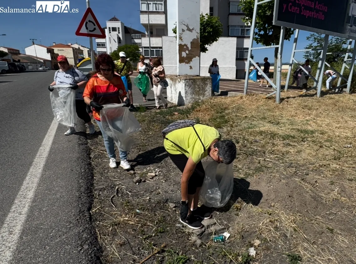 Recogida ‘unidos contra la basuraleza’ en el barrio de San Lázaro