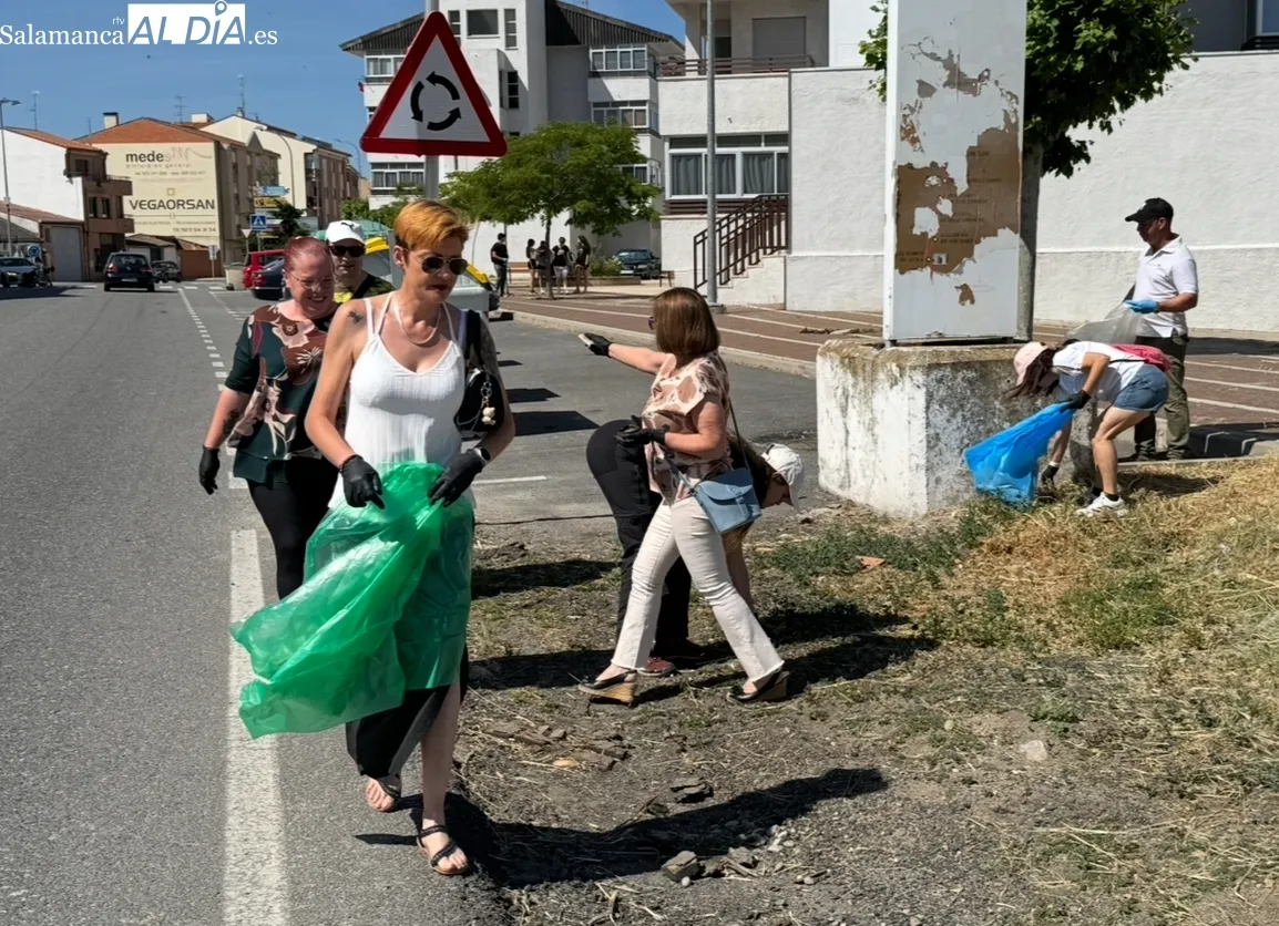 Recogida ‘unidos contra la basuraleza’ en el barrio de San Lázaro