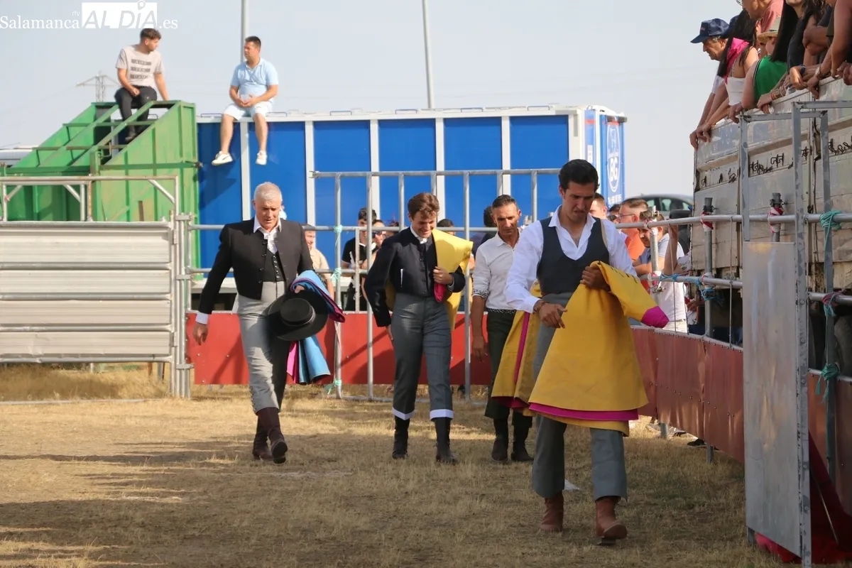 Entretenido festejo taurino en Villar  de Peralonso por las fiestas de San Pedro / CORRAL