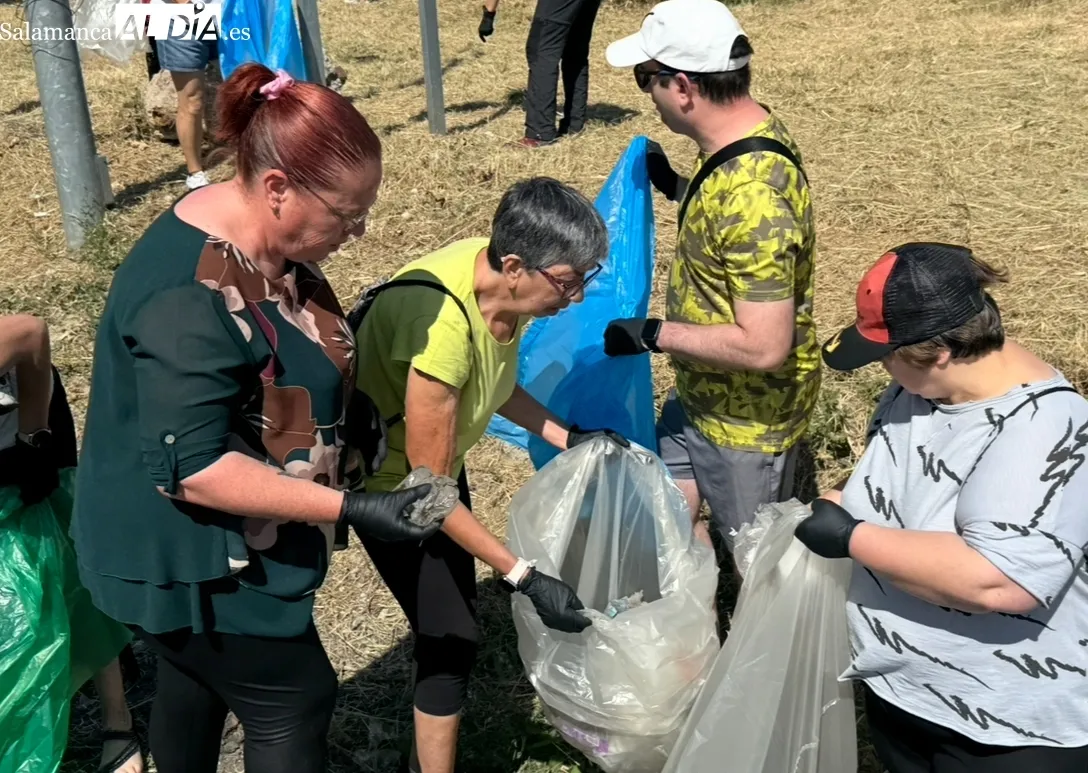 Recogida ‘unidos contra la basuraleza’ en el barrio de San Lázaro