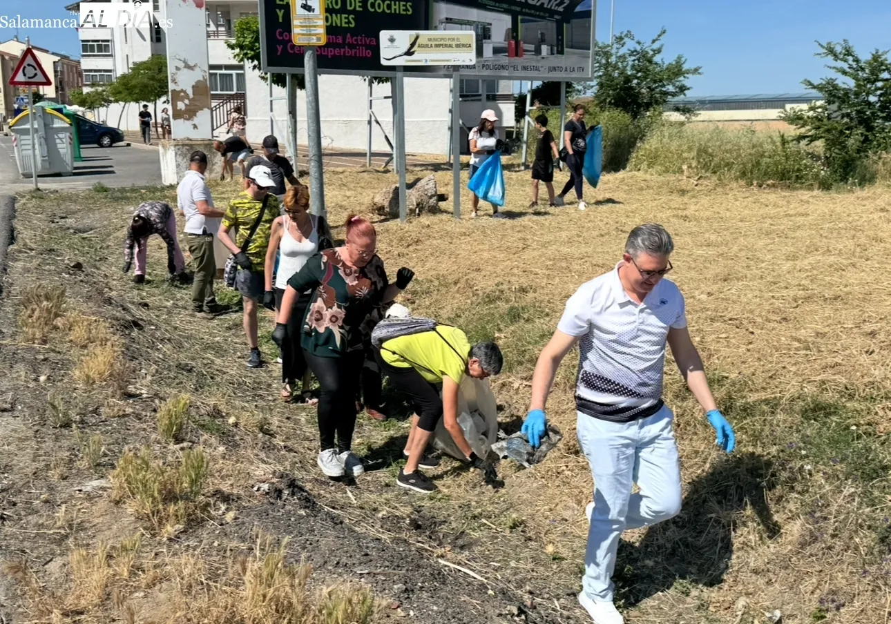 Recogida ‘unidos contra la basuraleza’ en el barrio de San Lázaro