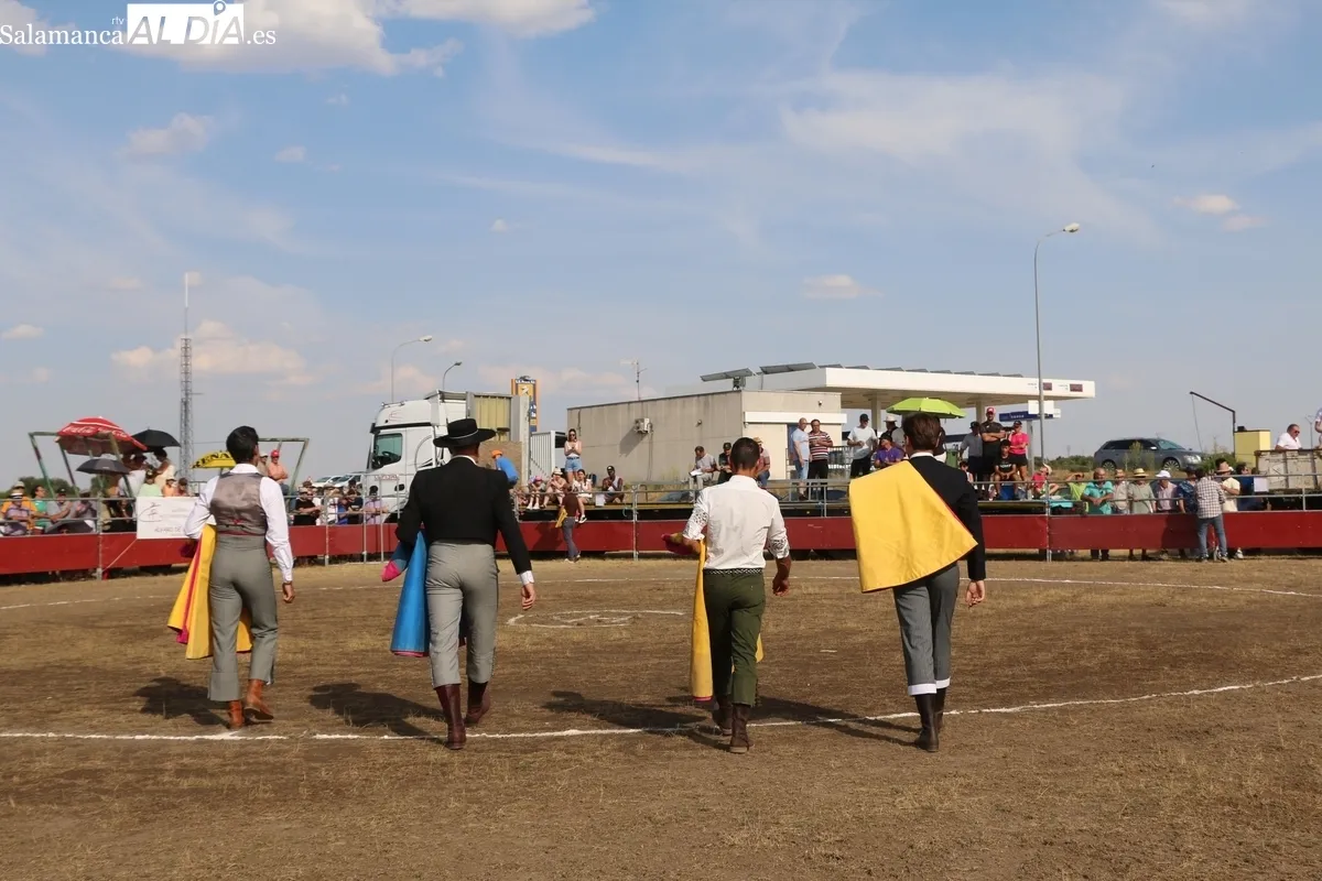 Entretenido festejo taurino en Villar  de Peralonso por las fiestas de San Pedro / CORRAL
