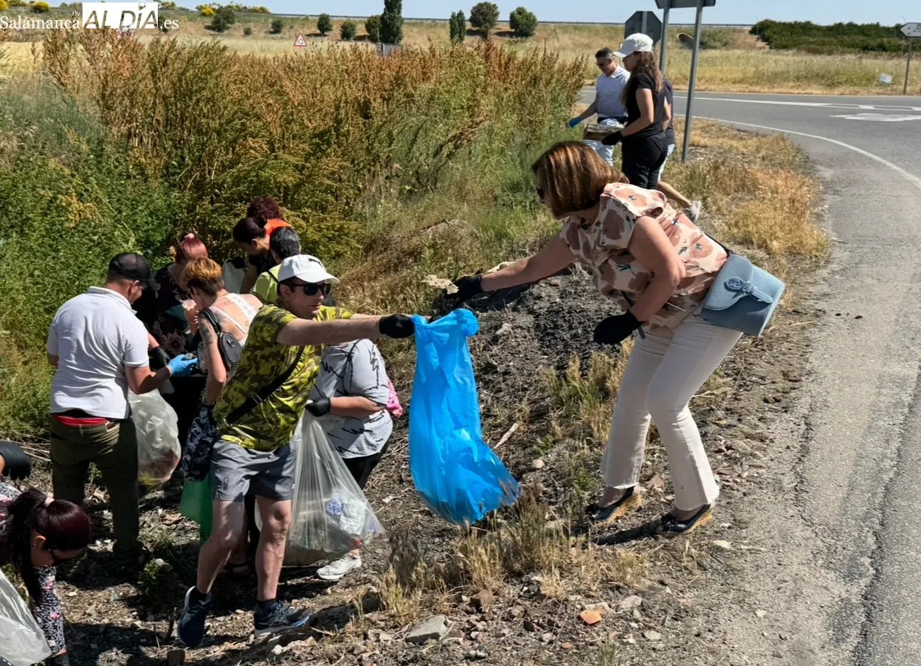 Recogida ‘unidos contra la basuraleza’ en el barrio de San Lázaro