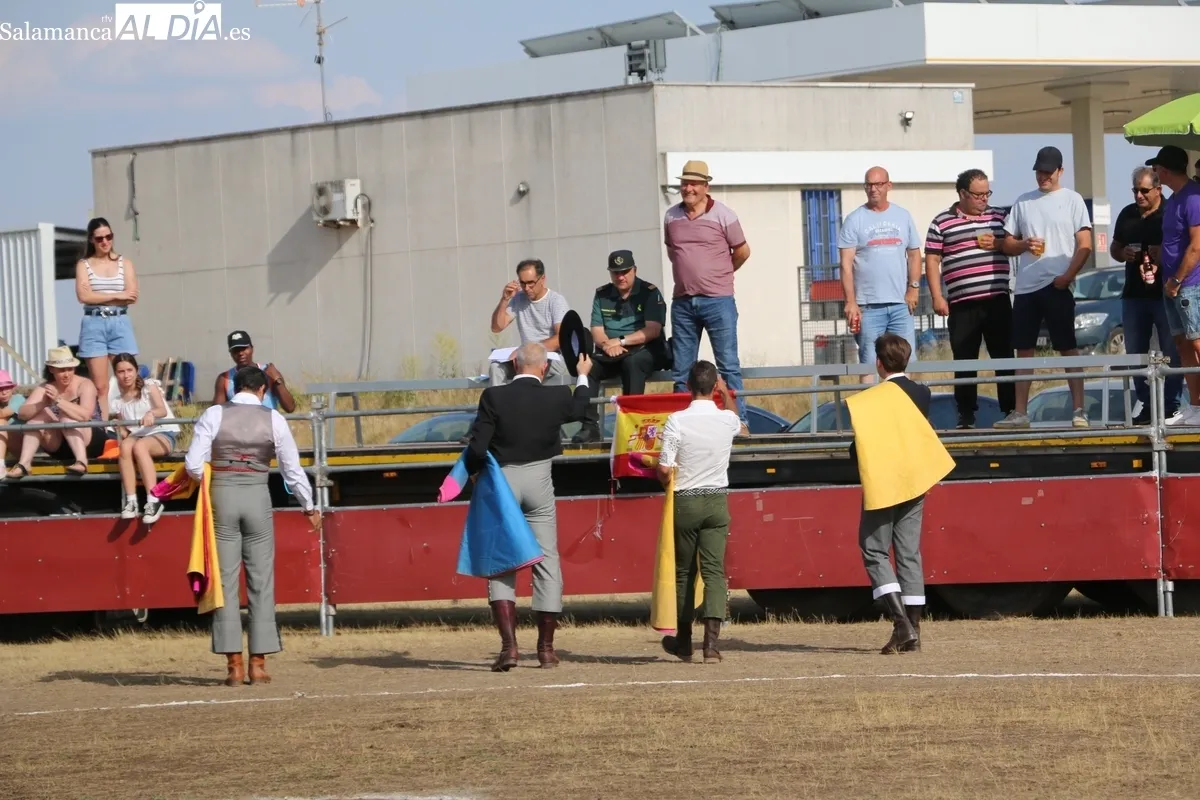 Entretenido festejo taurino en Villar  de Peralonso por las fiestas de San Pedro / CORRAL