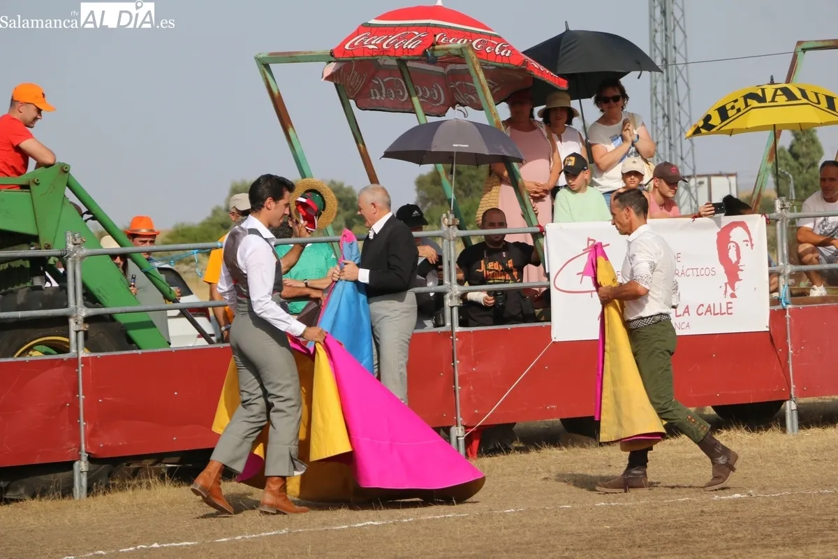 Entretenido festejo taurino en Villar  de Peralonso por las fiestas de San Pedro / CORRAL