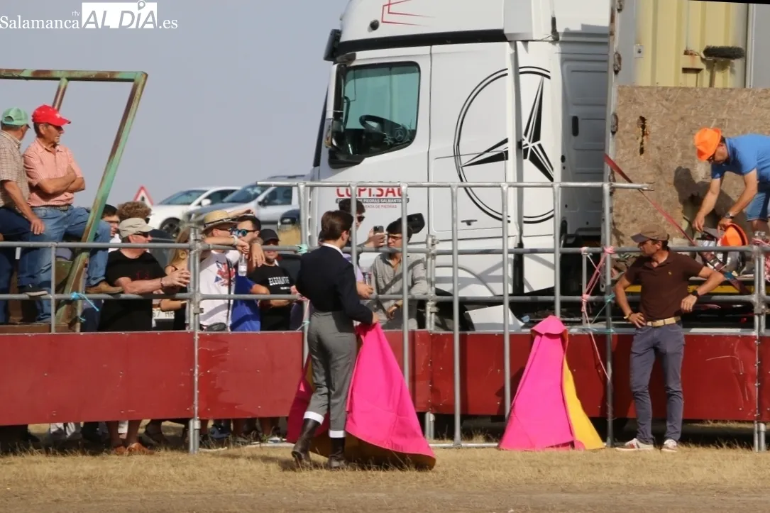 Entretenido festejo taurino en Villar  de Peralonso por las fiestas de San Pedro / CORRAL