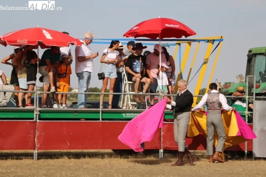 Entretenido festejo taurino en Villar  de Peralonso por las fiestas de San Pedro / CORRAL