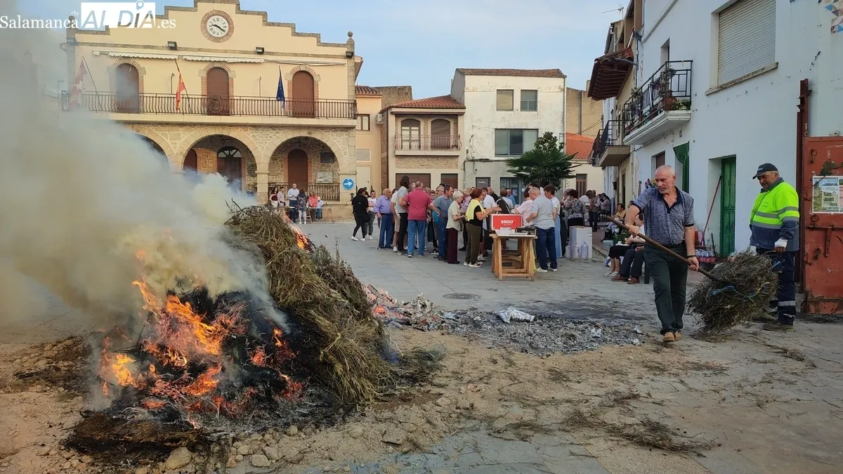 Celebración de la hoguera de San Juan en Villarino de los Aires / CORRAL  