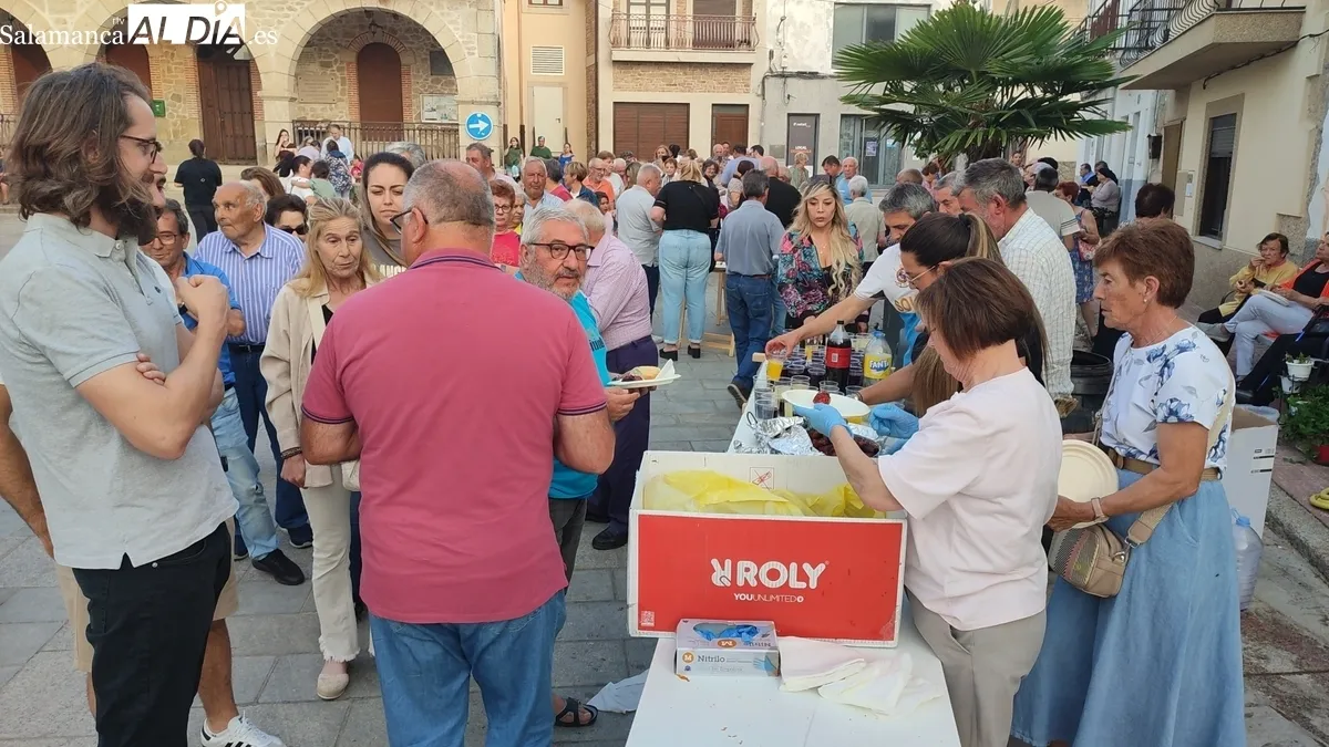 Celebración de la hoguera de San Juan en Villarino de los Aires / CORRAL  